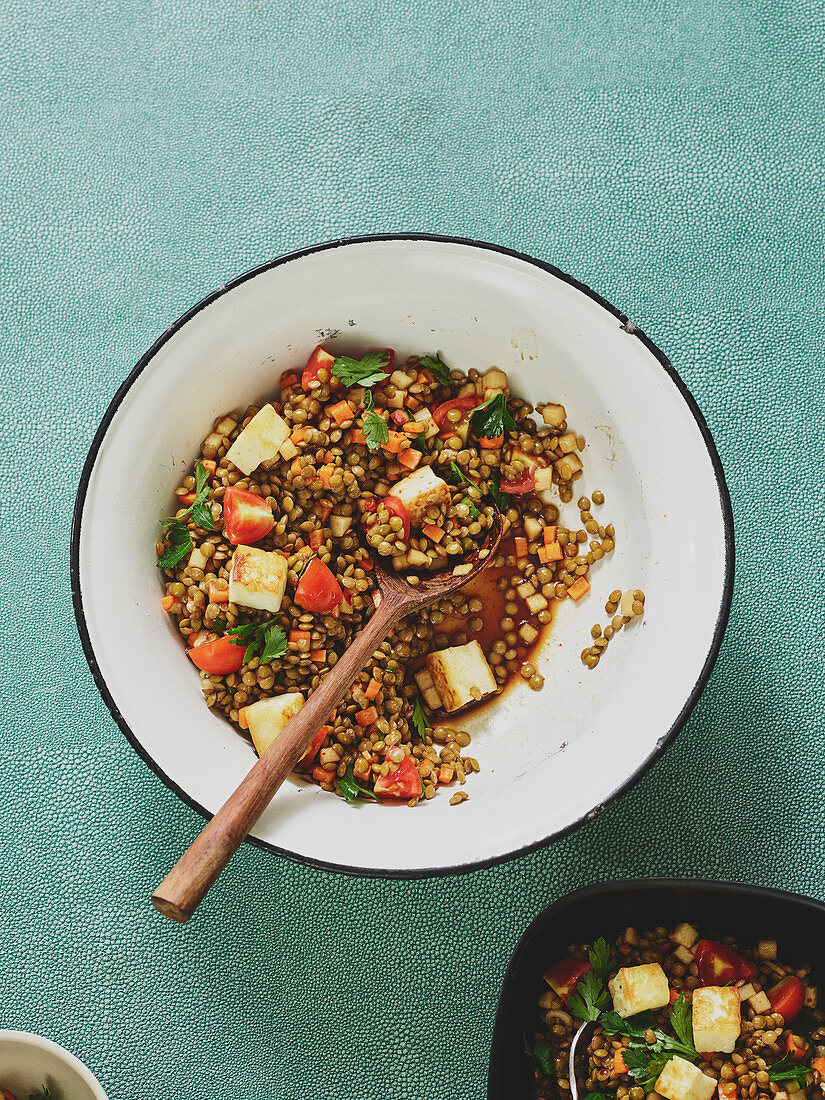 Lentil salad with fried halloumi, vegetables and apple