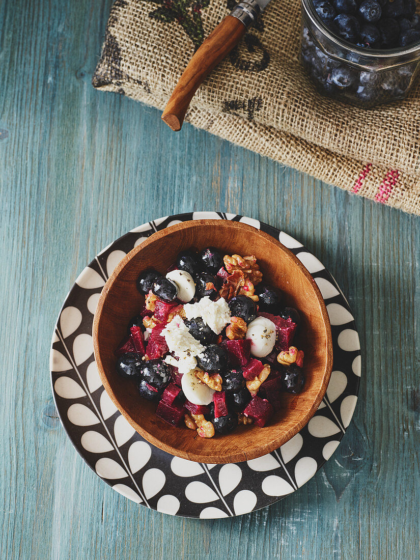 Salat mit Roter Bete, Blaubeeren, Walnüssen und Babymozzarella