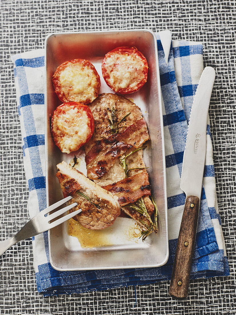 Schnitzel à la saltimbocca with rosemary and grilled tomatoes