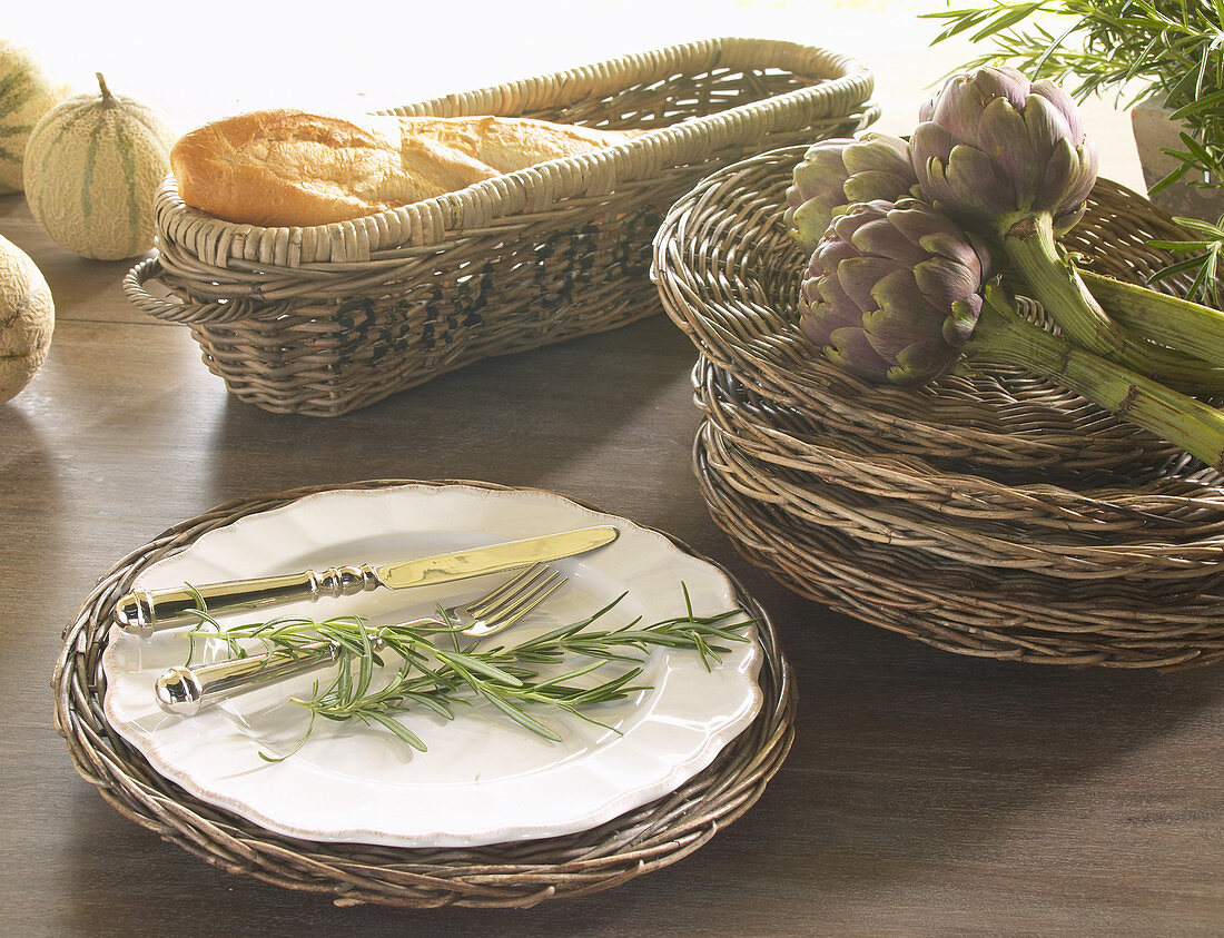 Platzteller aus Korb mit mediterraner Deko