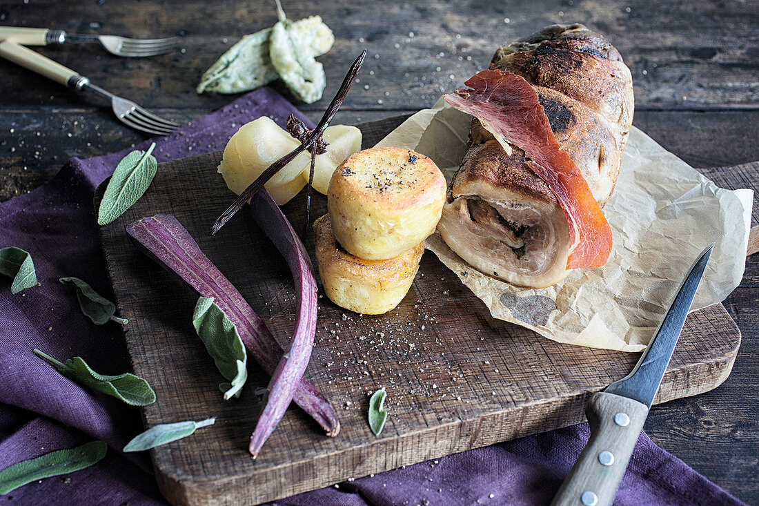 Schweinerollbraten mit lila Karotten und Fondant-Kartoffeln