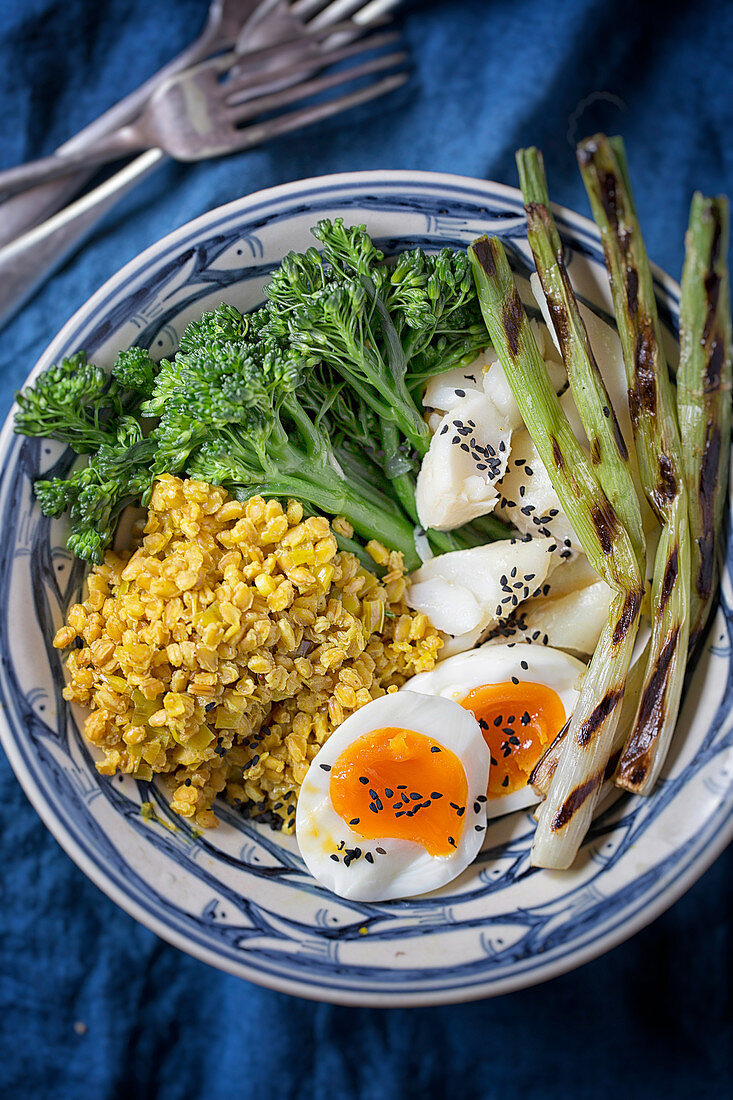 Dinkel-Kedgeree mit Brokkolini, Fisch und Ei