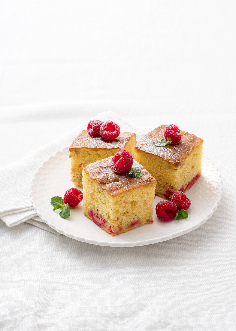 In Würfel geschnittener Ricotta-Himbeer-Kuchen