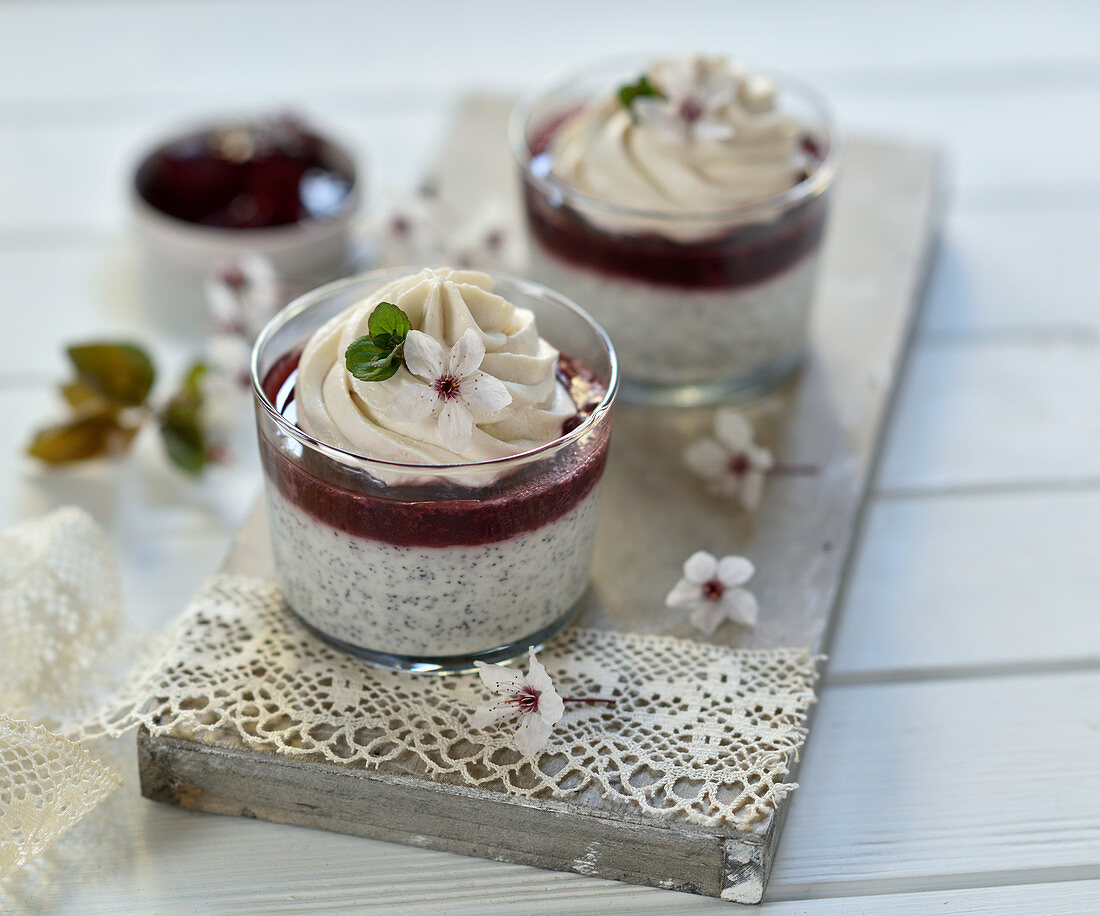 Veganes Mohn-Kirsch-Dessert im Glas mit Mohnjoghurt und Fruchtspiegel