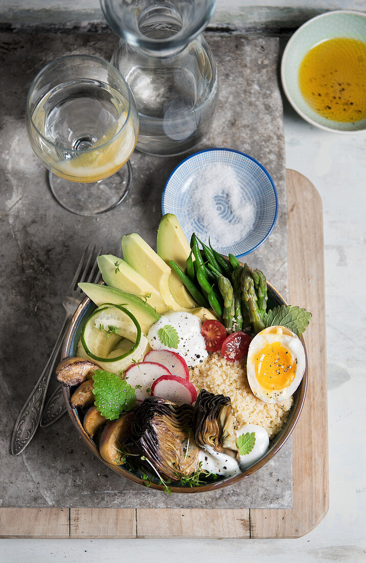 Bowl mit Avocado, grünem Spargel, Bohnen, Ei, Radieschen, Grillpfirsich, Minze und Joghurt