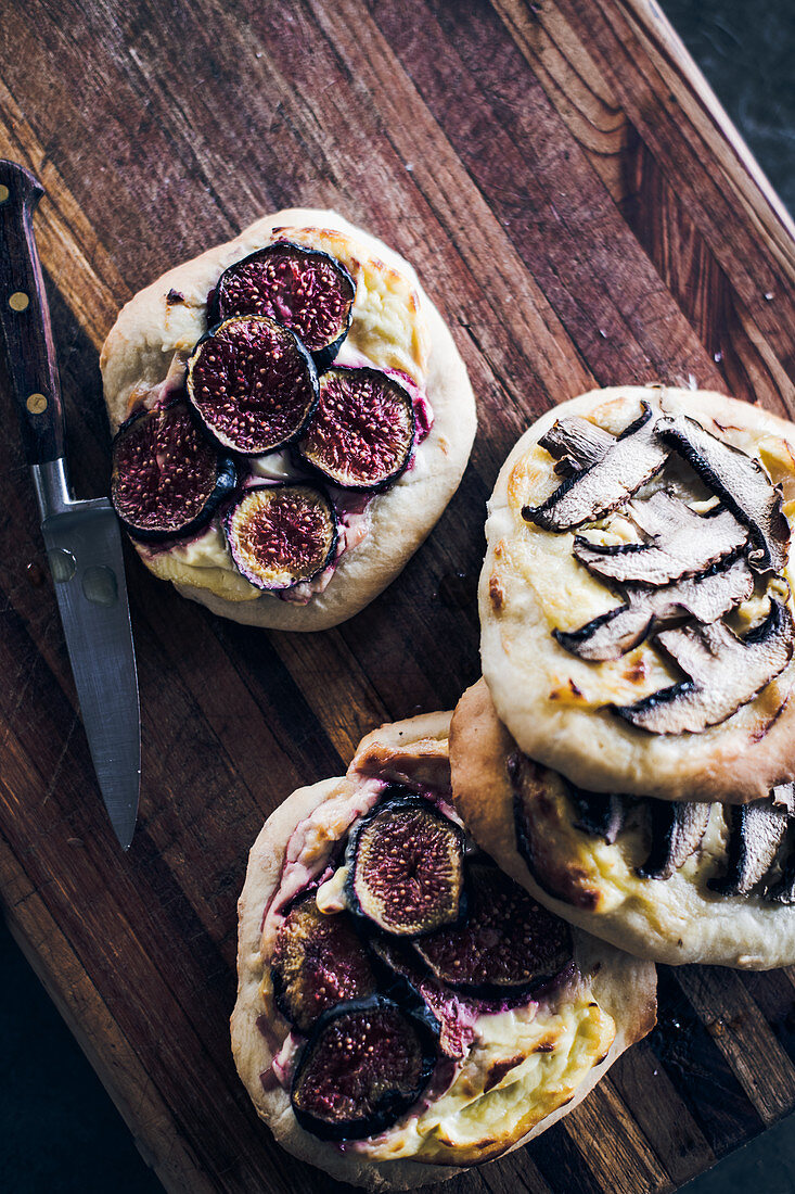 Minipizzen mit Feigen, Käse und Pilzen