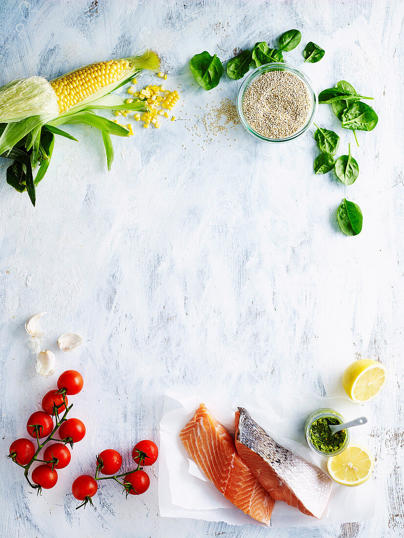 Frischer Lachs, Spinat, Quinoa, Maiskolben, Tomaten, Pesto und Zitrone