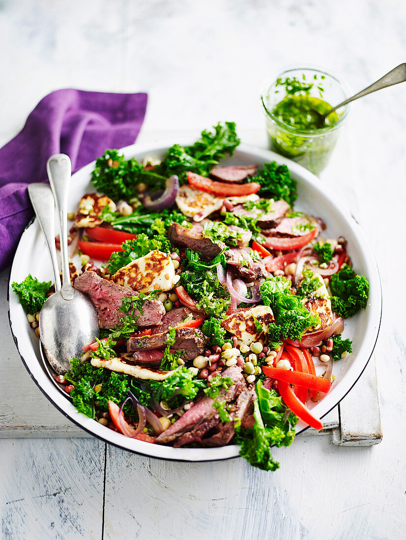 Lammsalat mit Halloumi, Grünkohl und Chimichurri-Dressing