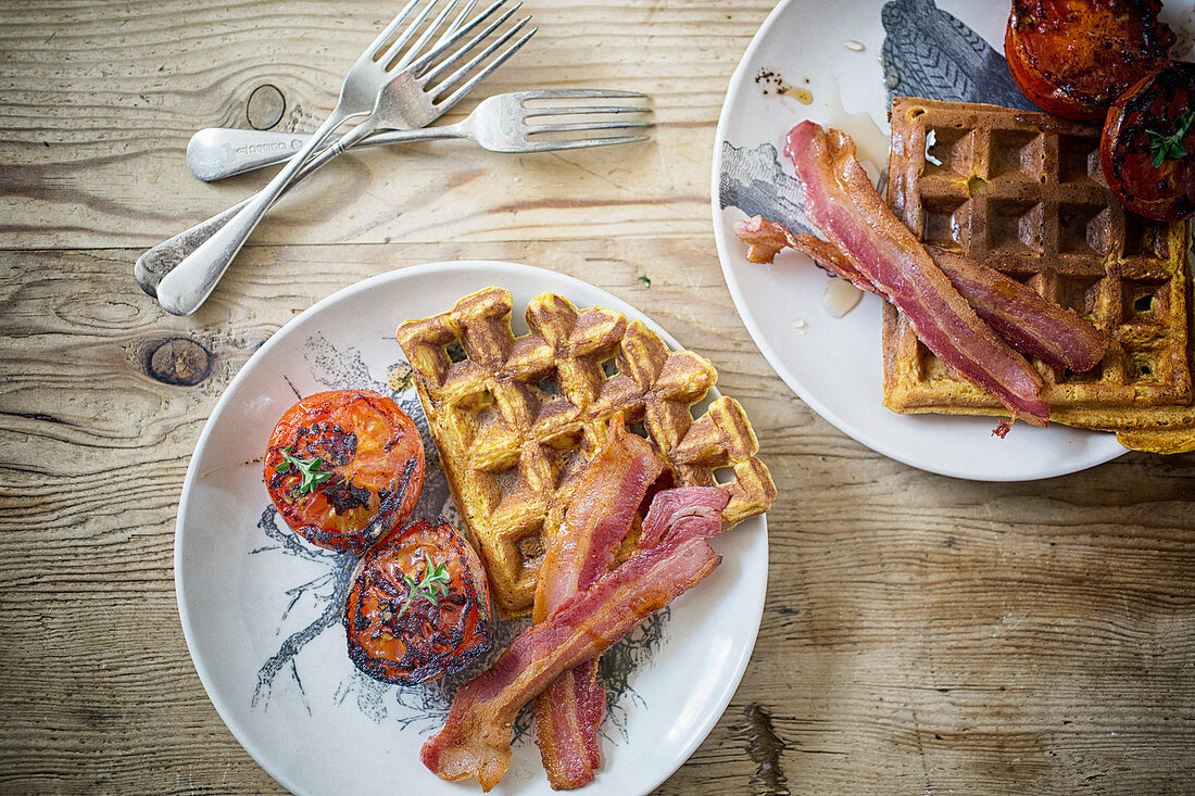 Butternusswaffeln mit Speck und gebratenen Tomaten