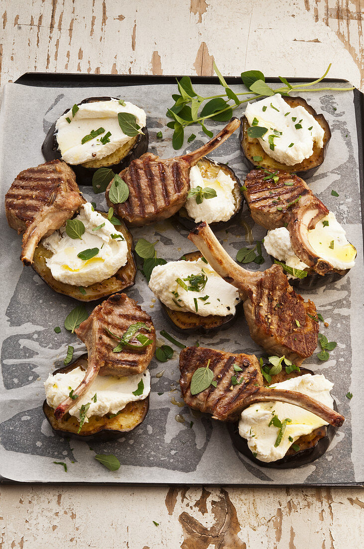 Lammkoteletts auf Auberginen mit Hummus und cremigem Ziegenkäse