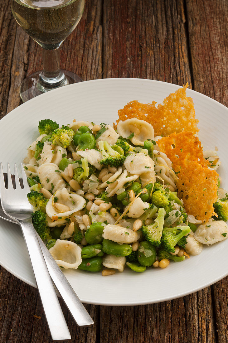 Pasta with broccoli and broad bean