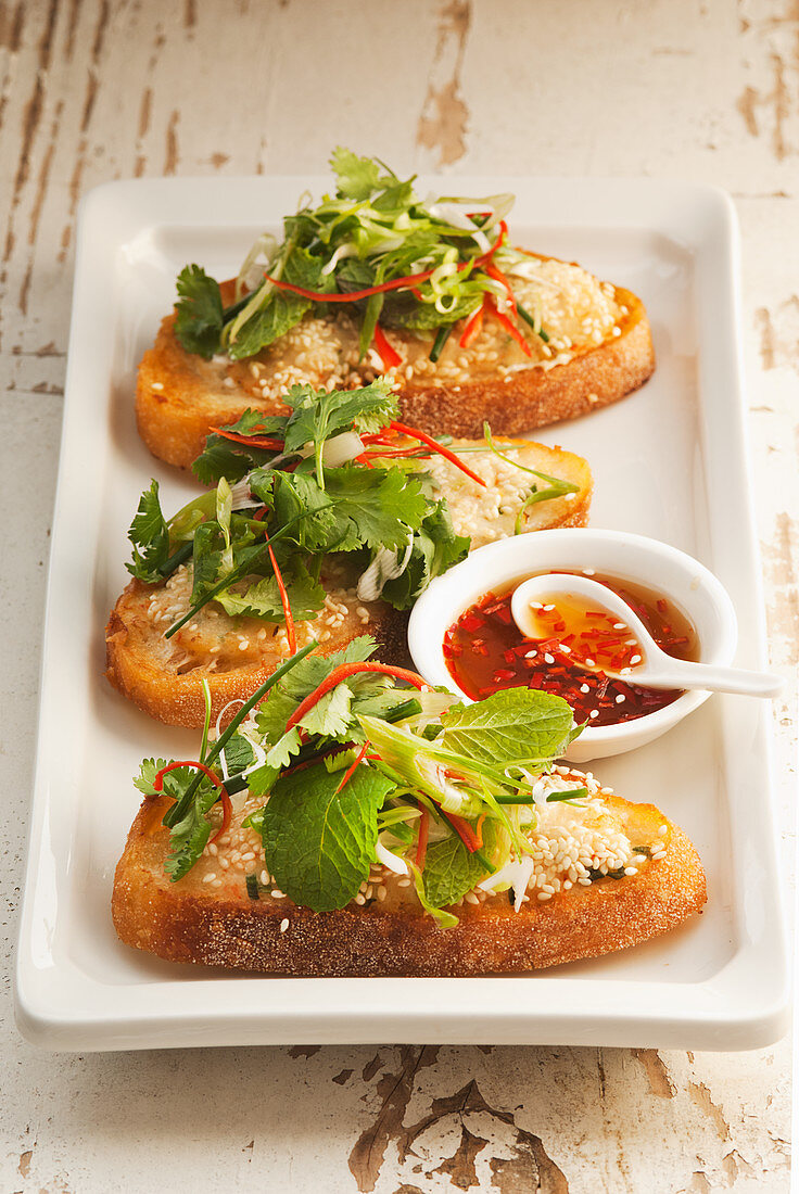 Toast with shrimps, salad and chilli sauce