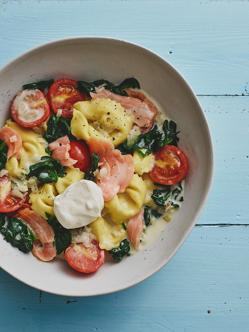 Tortellini with salmon and spinach