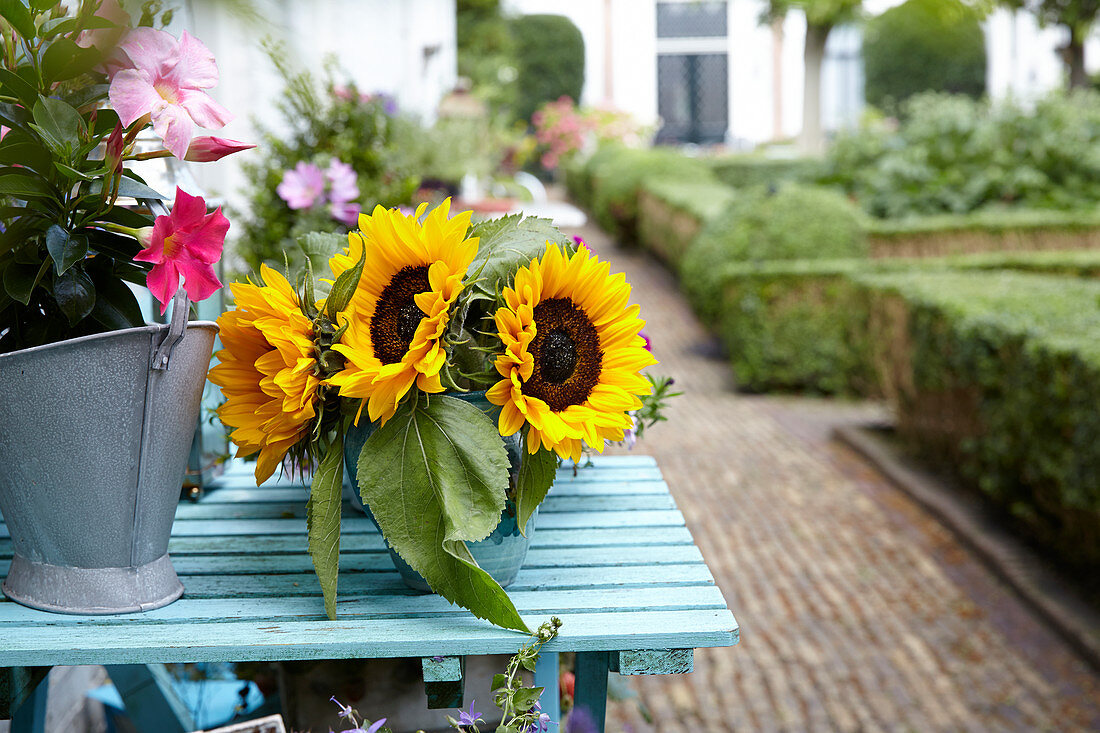 Strauß aus Sonnenblumen auf Sommerterrasse