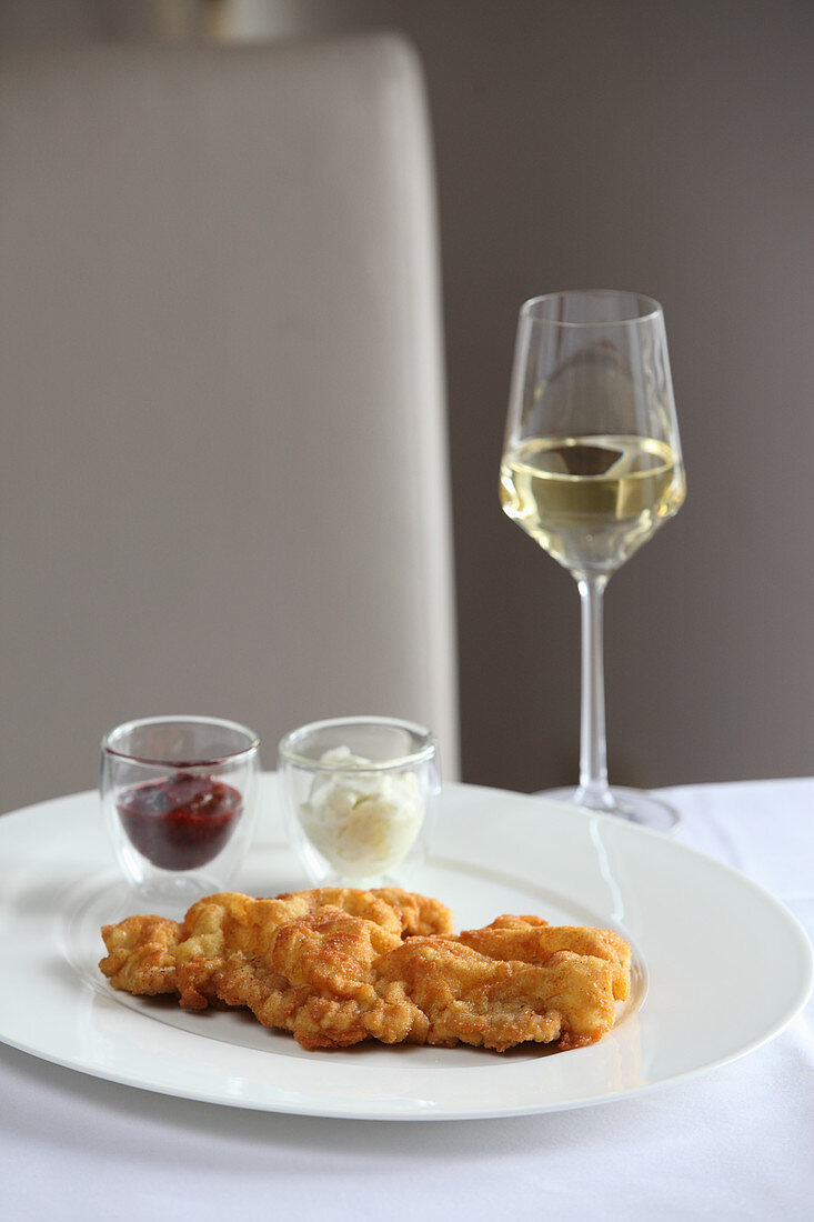 Wiener schnitzel with white wine