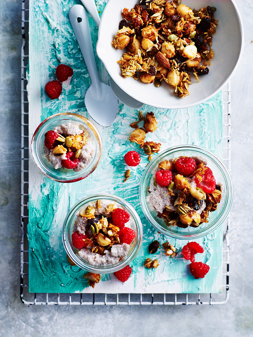 Chiapudding mit Kokos-Macadamia-Crunch und Himbeeren