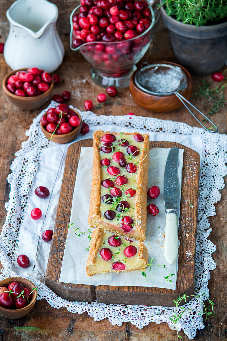 Sweet cranberry tart with thyme