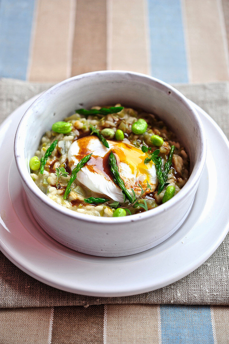 Risotto mit Frühlingsgemüse und pochiertem Ei