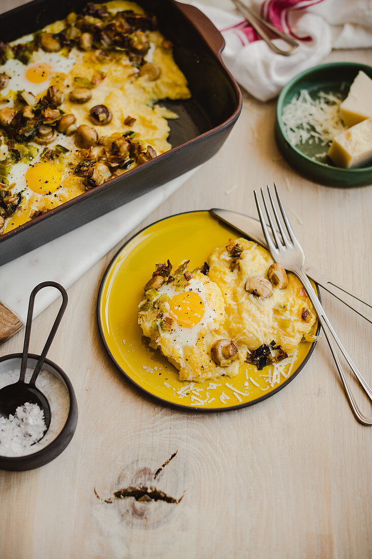 Polenta-Frühstücksauflauf mit Spiegeleiern und Parmesan