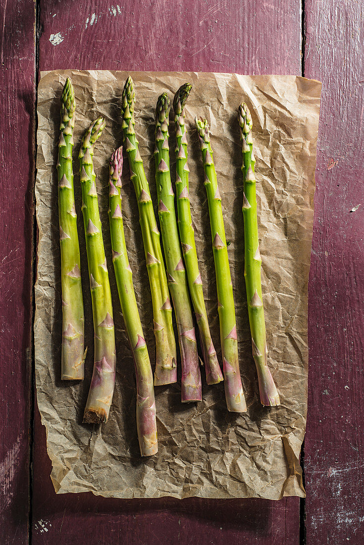 Grüner Spargel auf Pergamentpapier