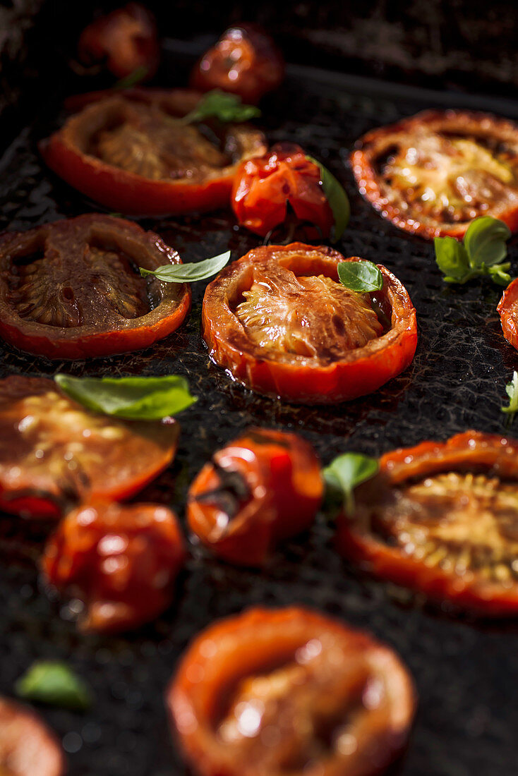 Gebackene Himbeer-Tomaten mit frischem Basilikum