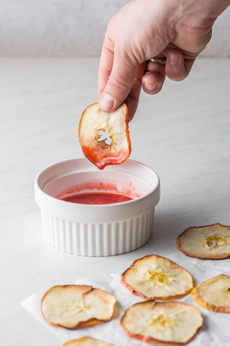 Apple chips with strawberry sauce