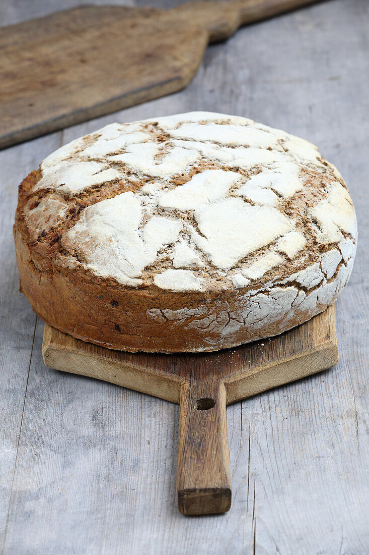 Sauerteigbrot auf Holzschneidebrett