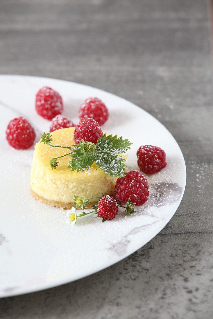 Small cheesecake with raspberries