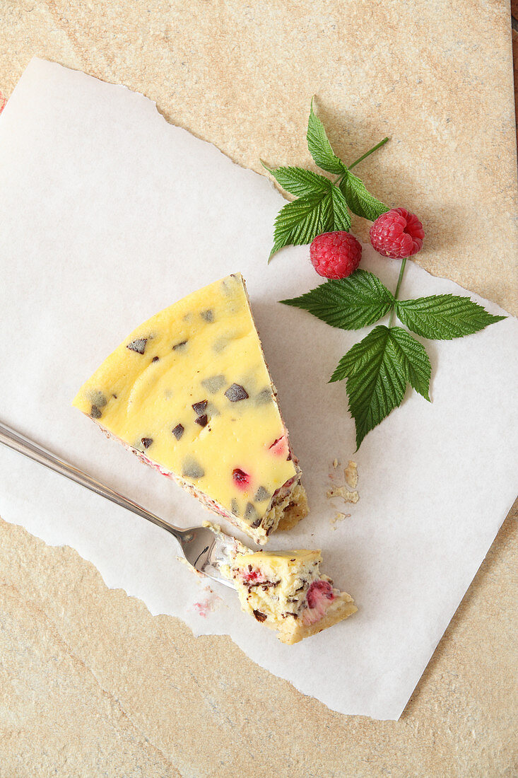 Ein Stück Himbeertorte mit Schokosplittern