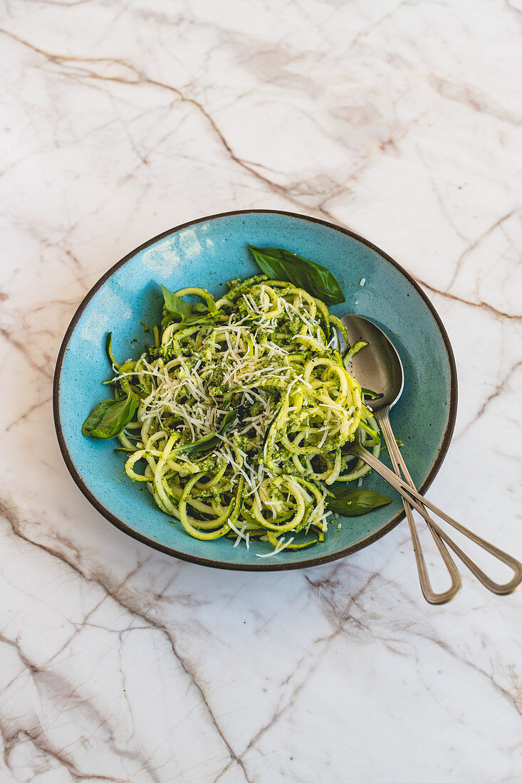 Zucchininudeln mit Hanf-Basilikum-Pesto