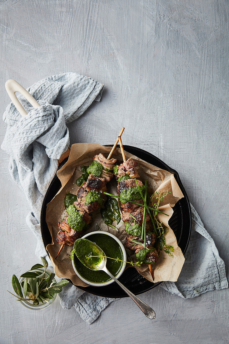 Gegrillte Lammrücken-Spiesse mit Salsa Verde