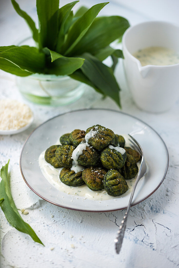 Vegane Bärlauch-Gnocchi mit Kräutersoße und veganem Parmesan