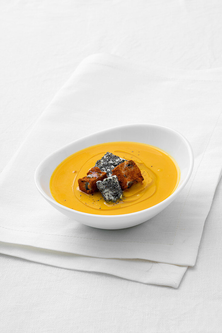 Kürbiscremesuppe mit Mohn- und Paprika-Gorgonzola