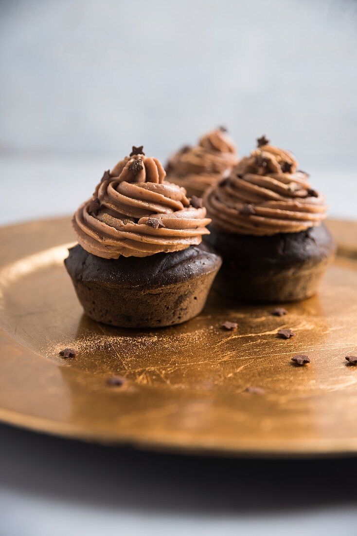 Vegane Schokoladenmuffins mit Nougatcreme, Schokosternen und Goldpuder