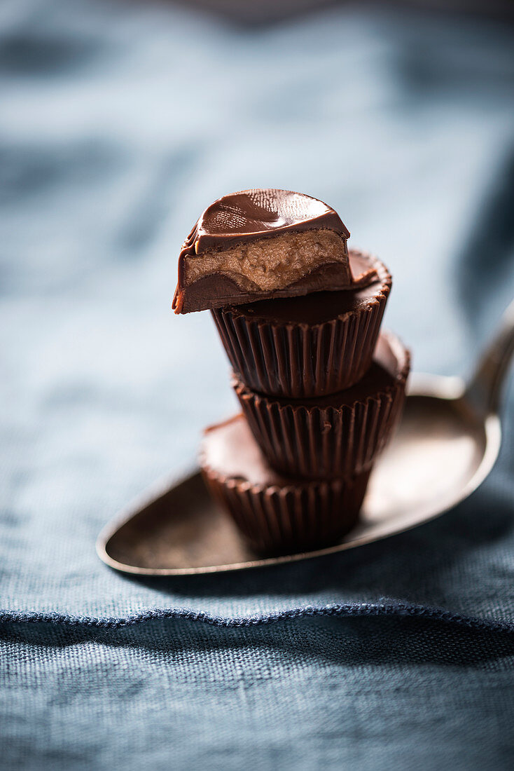 Vegane Schokoladencups, gefüllt mit Kaffee-Sahne-Creme