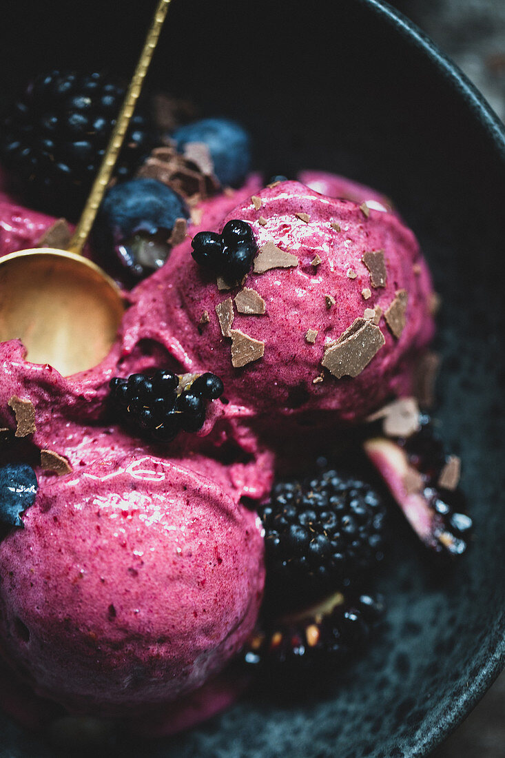 Nicecream mit Himbeeren und frischen Sommerbeeren