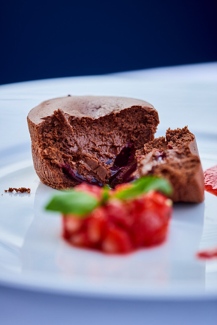 Moelleux au chocolat with strawberries