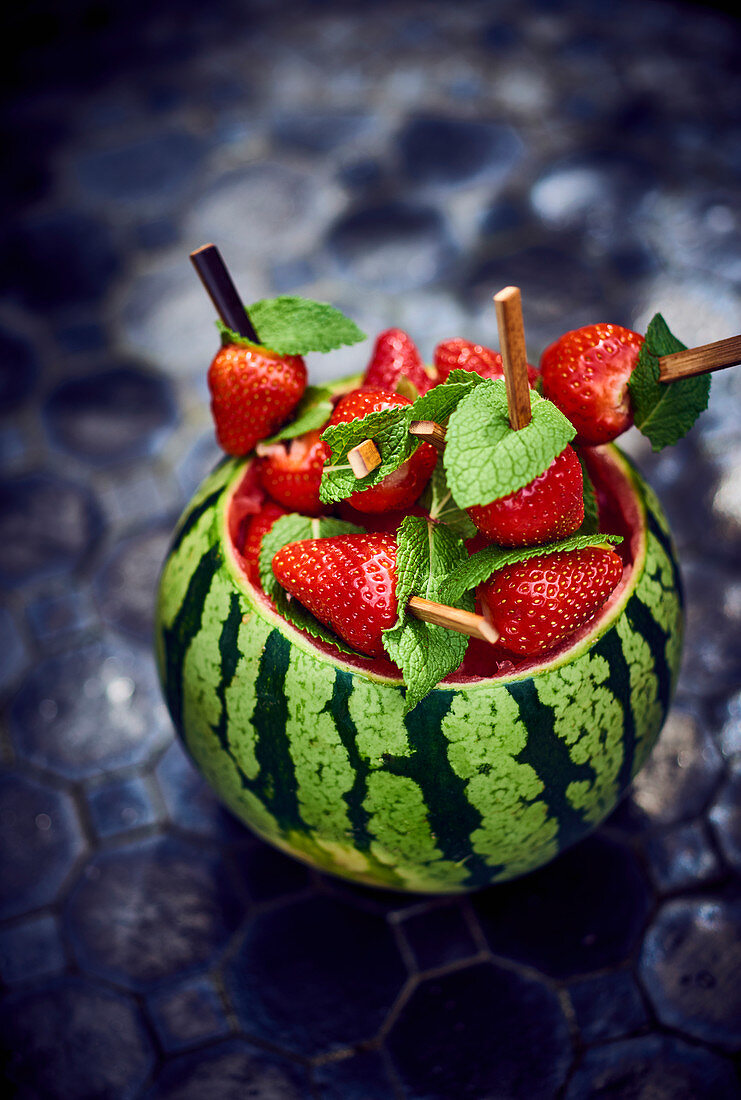 Gefüllte Wassermelone mit Erdbeer-Minz-Spiesschen