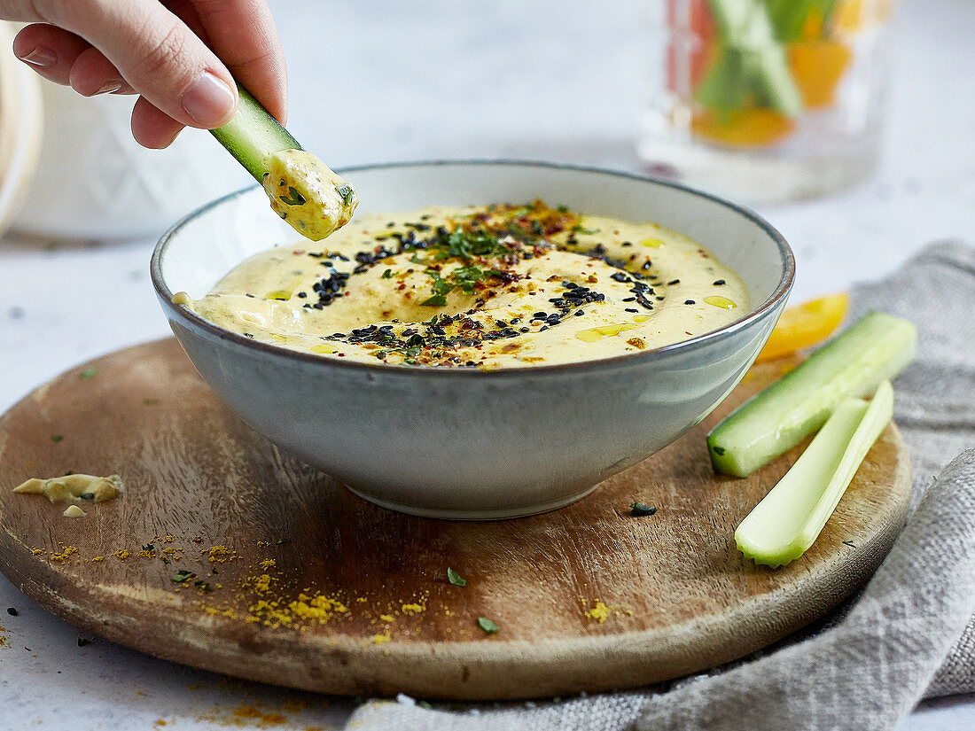 Yoghurt and curry dip with chives