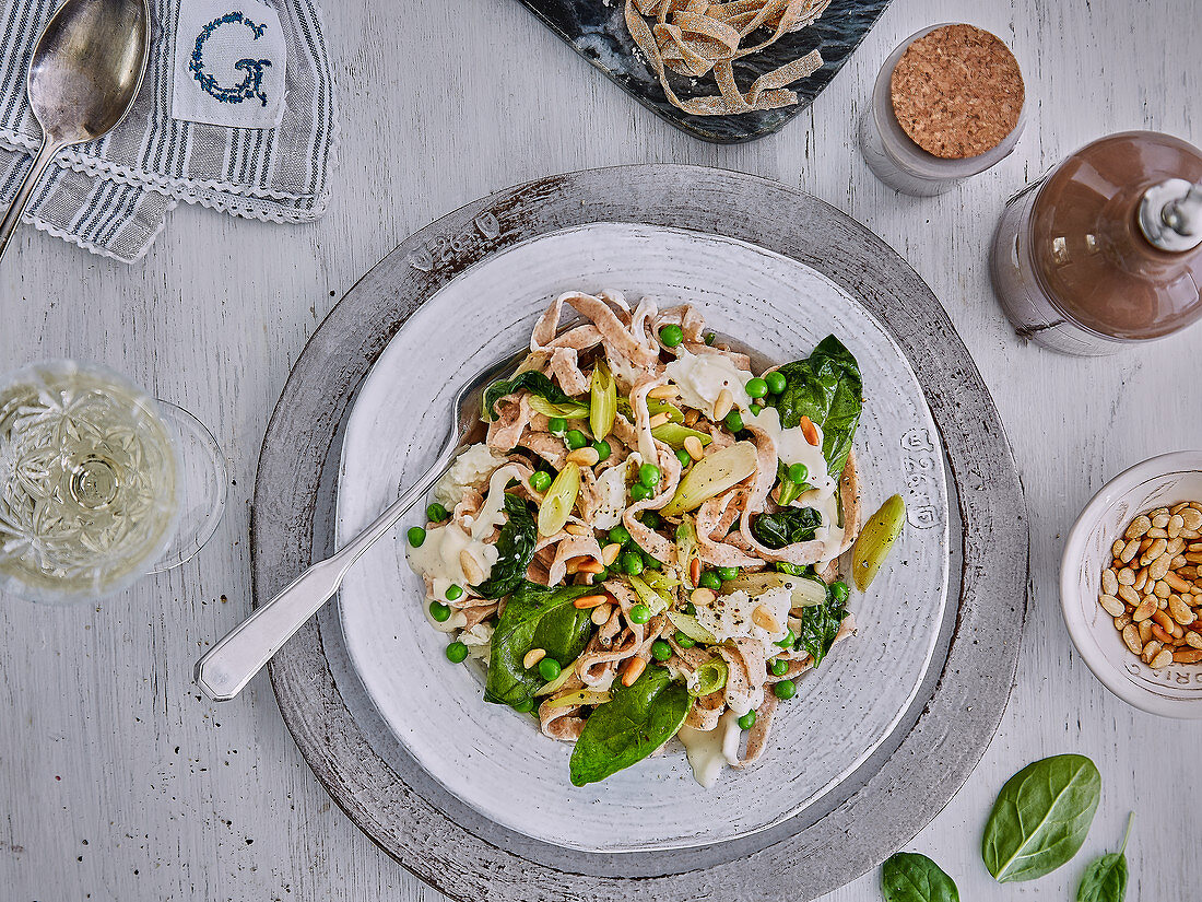 Wholemeal tagliatelle with spinach and peas