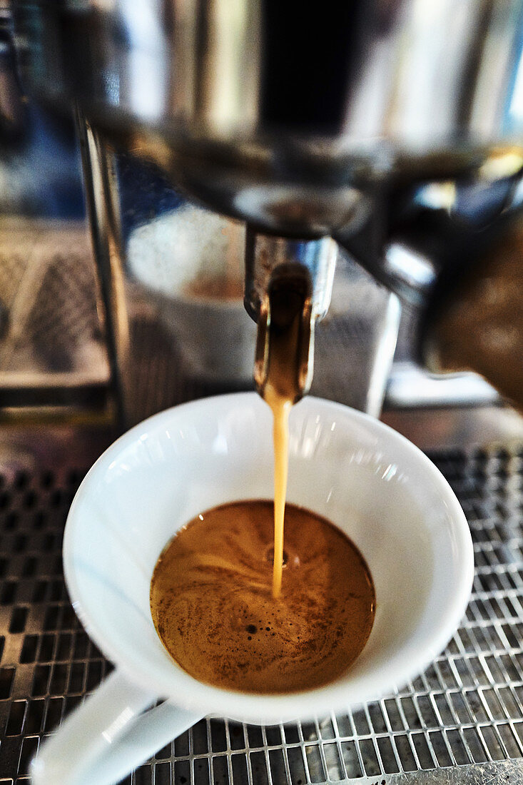 Kaffee fliesst aus Espressomaschine