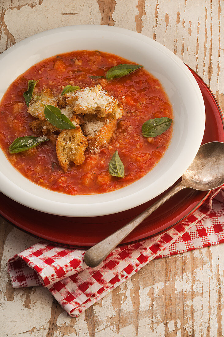 Frische Tomatensuppe mit Basilikum, Knoblauchbrot und Parmesan