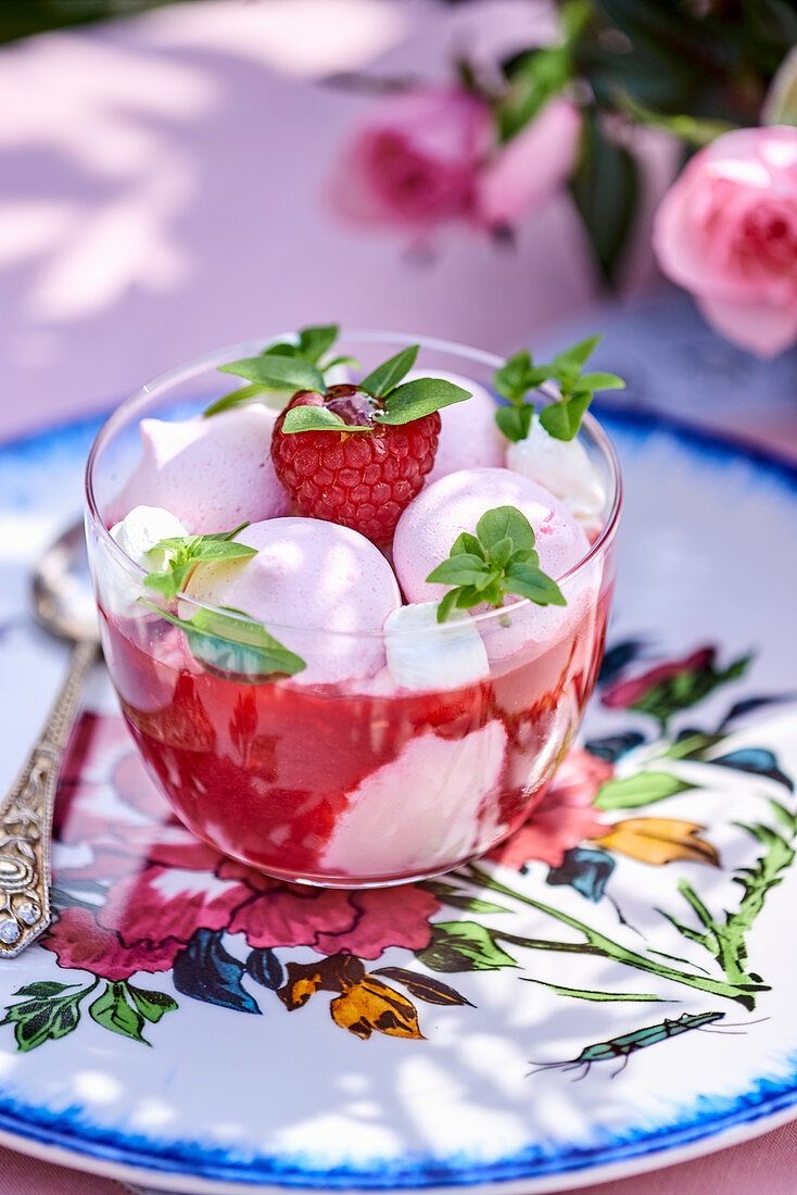 Roseneis mit Baiser, Himbeeren und Rosenmarmelade