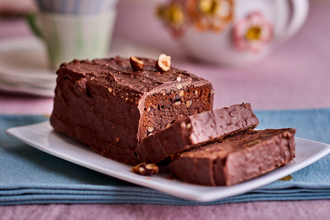 Schokoladenkuchen mit Haselnüssen, angeschnitten