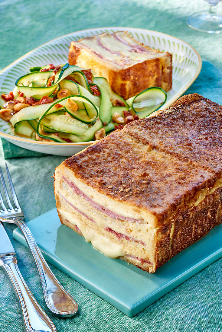 Pikanter Croque Monsieur-Kuchen und Zucchinisalat