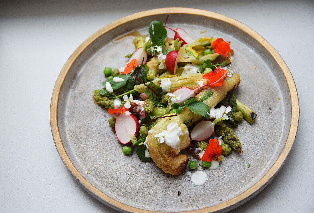 Spargelsalat mit Radieschen, Erbsen und Kapuzinerkresseblüten