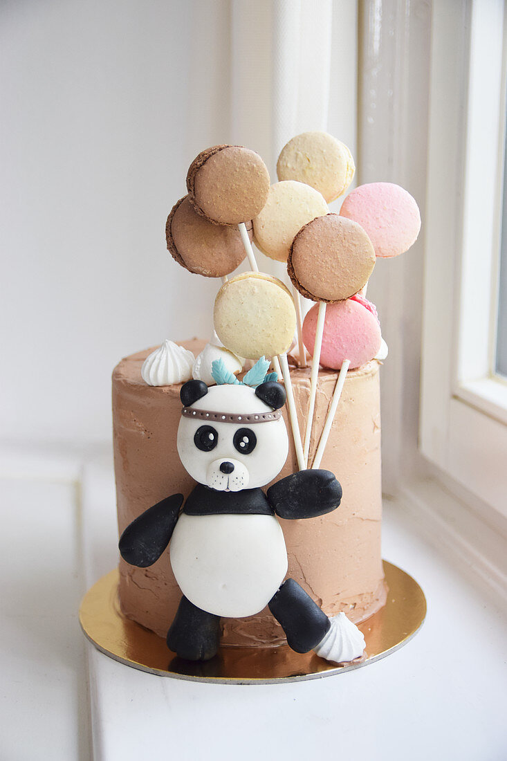 Kindergeburtstagstorte mit Pandabär und Macarons