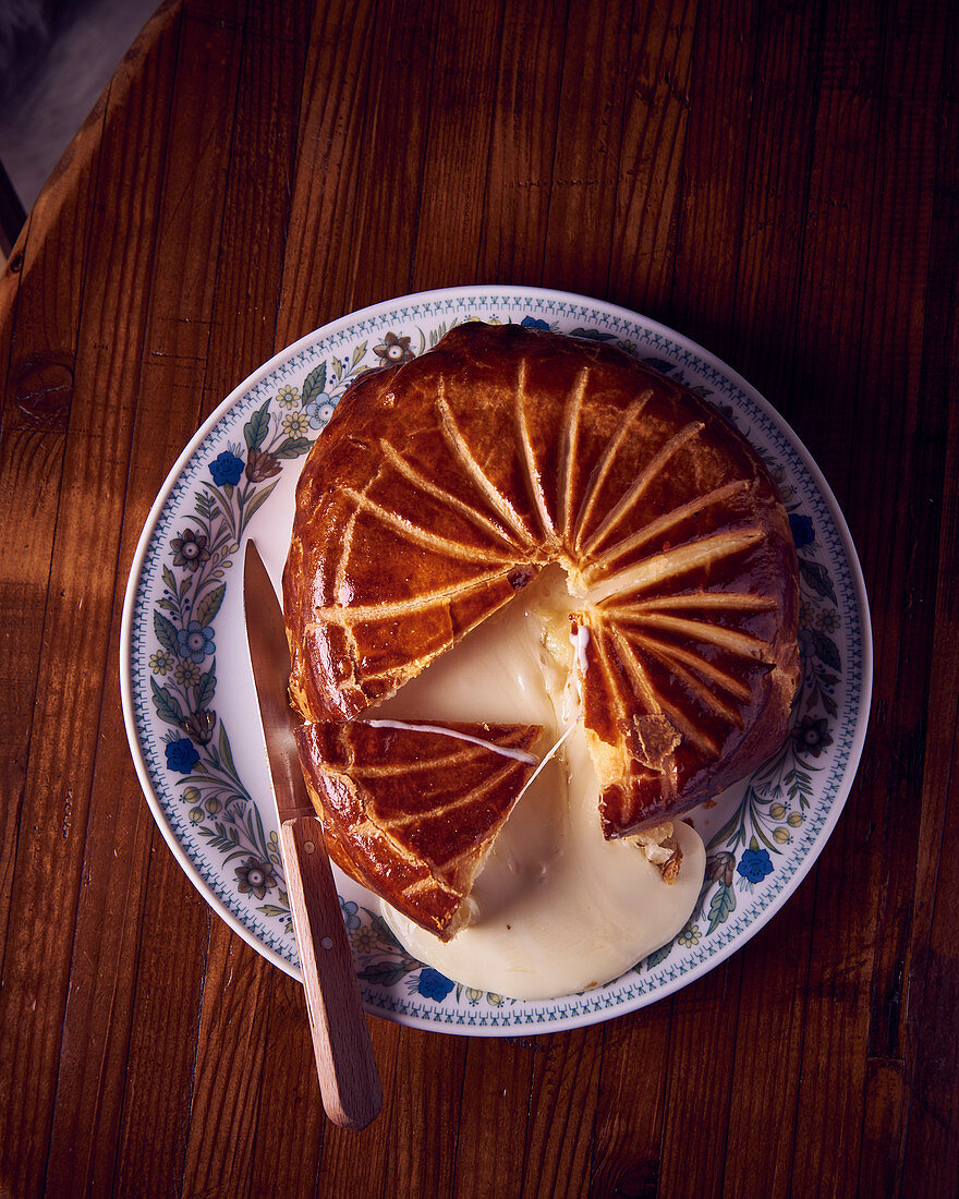 Reblochon Käsetorte mit Blätterteig, angeschnitten