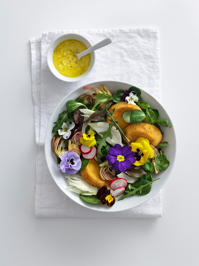 Fenchel-Artischocken-Salat mit frittiertem Käse und Eiersauce