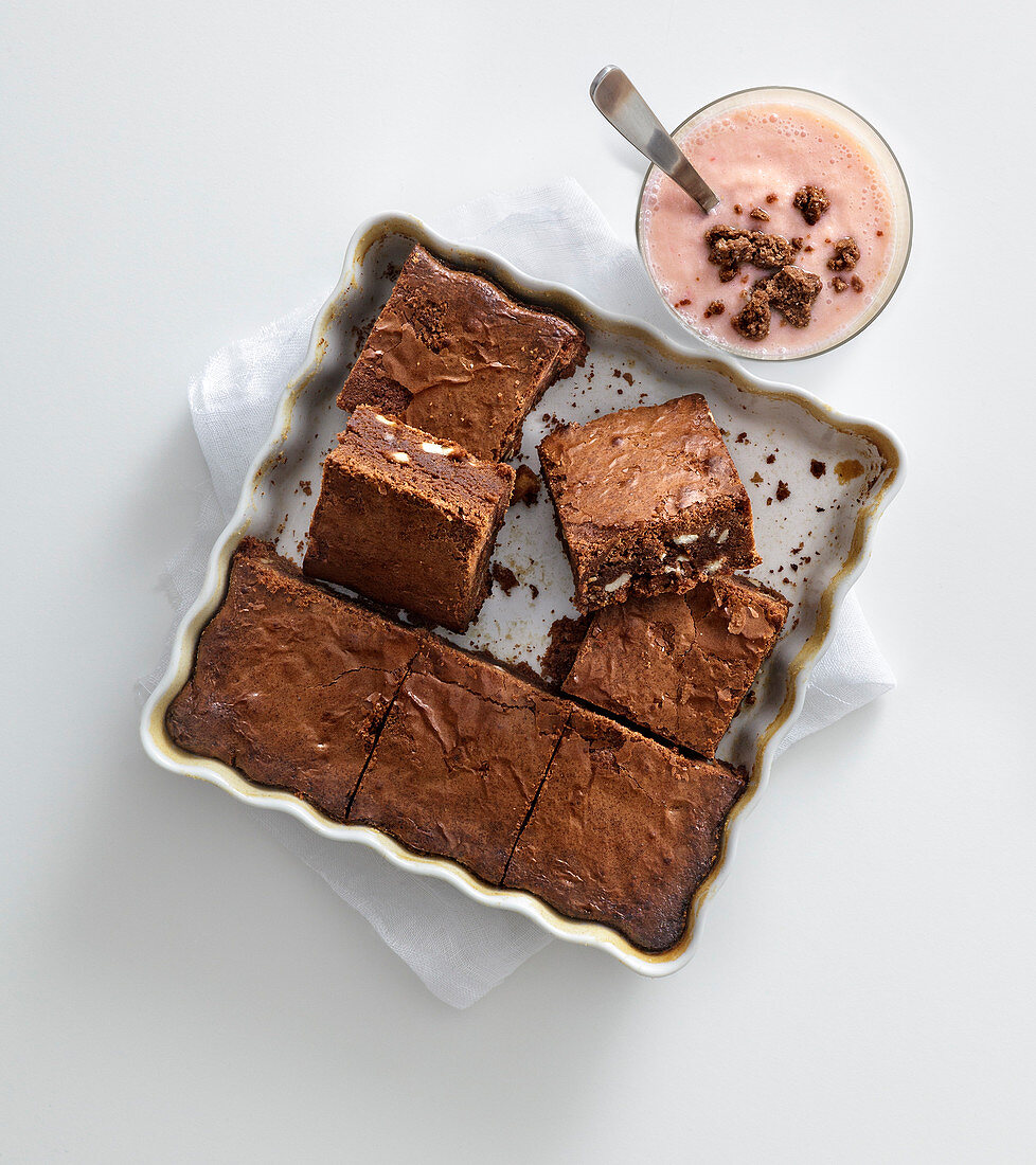 Mandel-Brownies mit Erdbeer-Joghurt-Shake